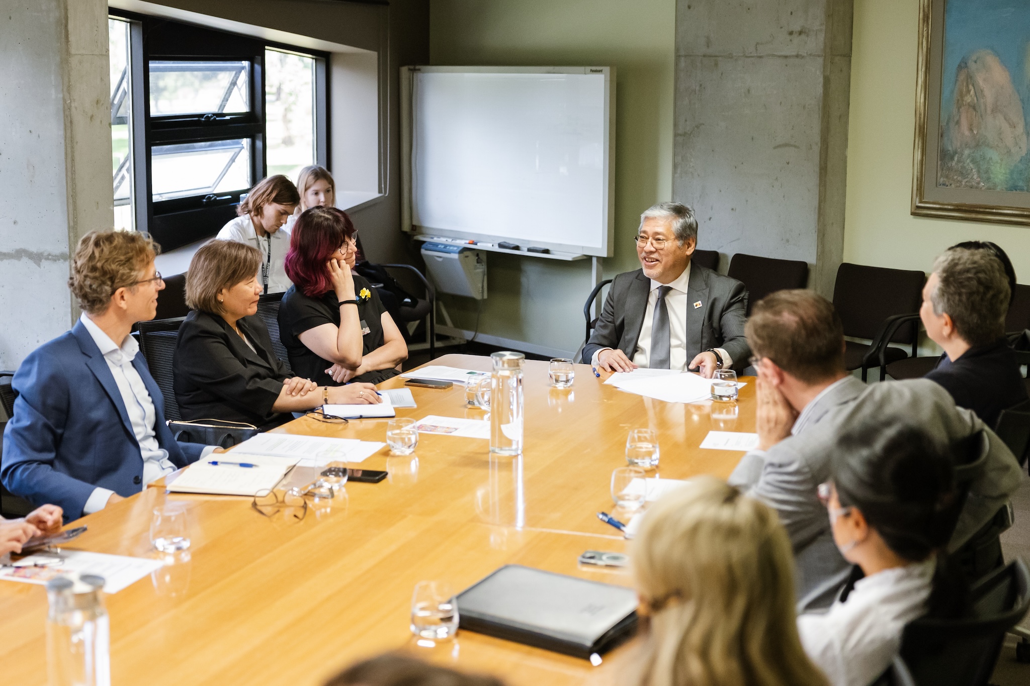 ANU_DFAT_PI_SS_visit_Mar_2024_0016.jpg Secretary Manalo engages in discussion with leading academics and diplomats at the College.
