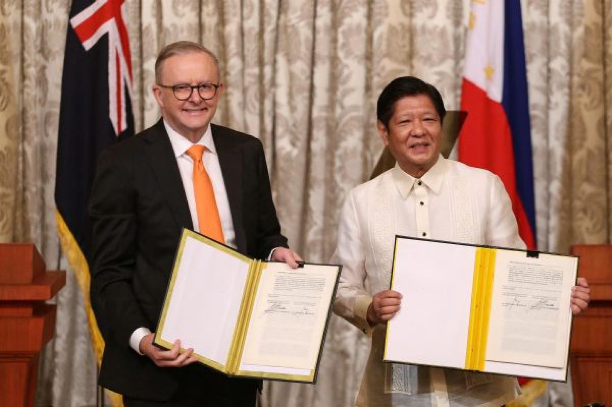 Australia's Prime Minister Anthony Albanese and Philippine President Ferdinand Marcos Jr. pose for a photo after signing the Memorandum of Understanding during his visit at the Malacanang Presidential Palace in Manila, Philippines, 8 September 2023. 