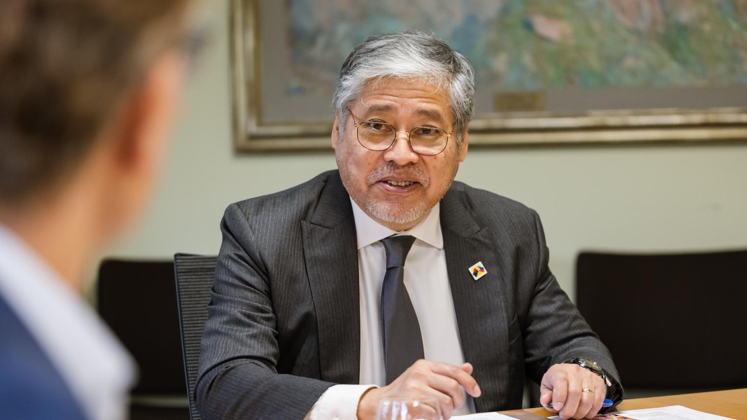 Secretary Manalo engages in discussion with leading academics and diplomats at the College. Secretary Manalo engages in discussion with leading academics and diplomats at the College.